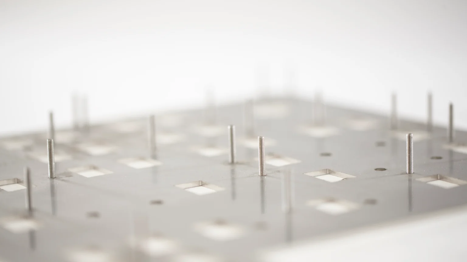 Montageplatte aus Edelstahlblech, gelasert mit Einpressbefestigern