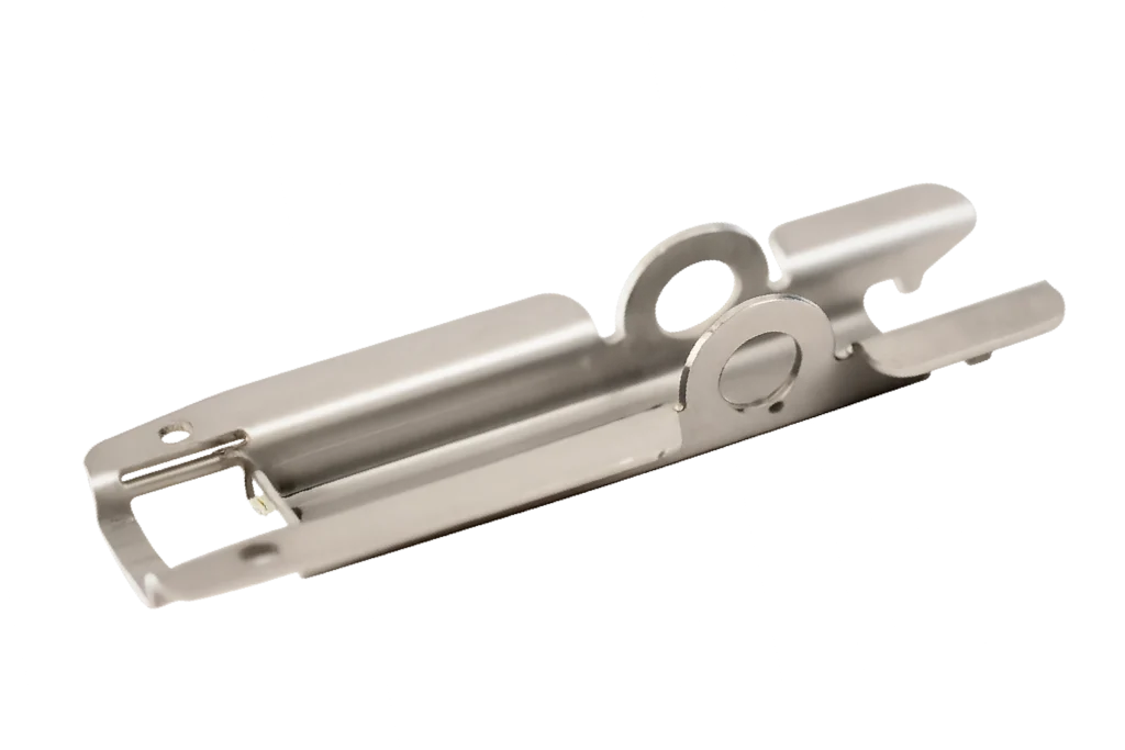 Scharnier aus rostfreiem Edelstahlblech mit Entlastungsschnitten für die Biegebearbeitung