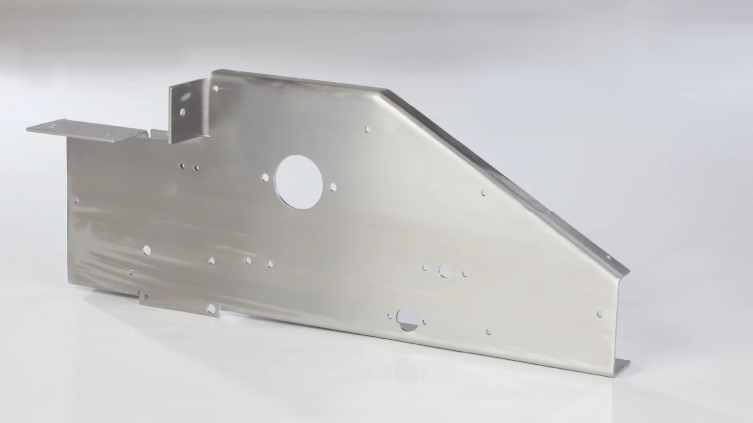 Seitenwange aus geschliffenem Edelstahlblech für Maschinen, gelasert und gekantet